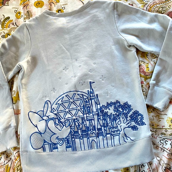 Disney Minnie Mouse 🐭 Large In Size Woman’s Crewneck Amazing back print 🏰 - Picture 2 of 9